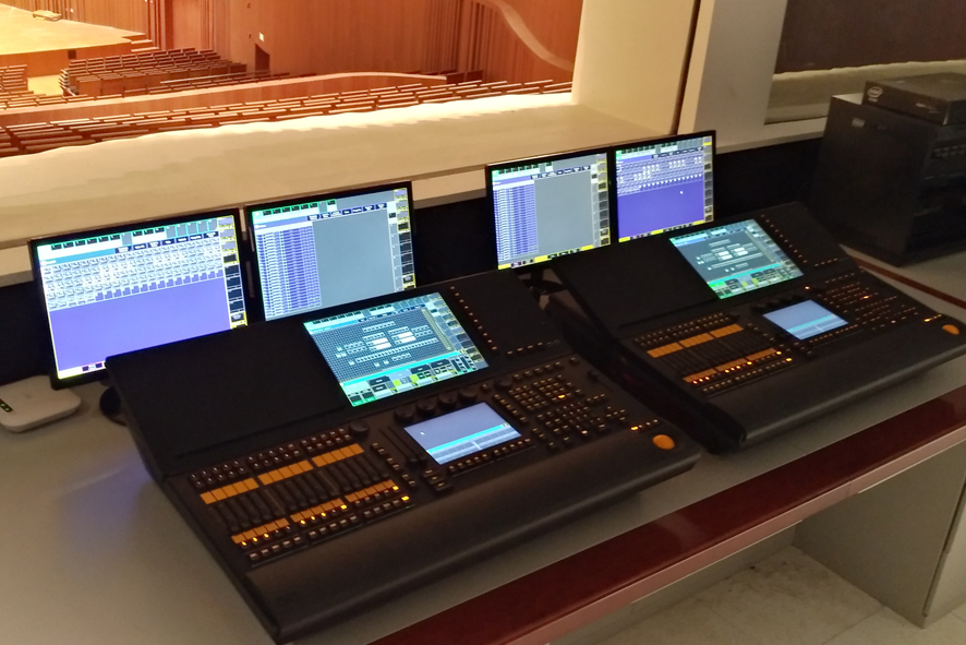 设计师需要根据演出的主题和情节