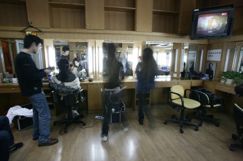 视频里有一个画面让人印象深刻:佟丽娅对着后排的化妆镜补妆