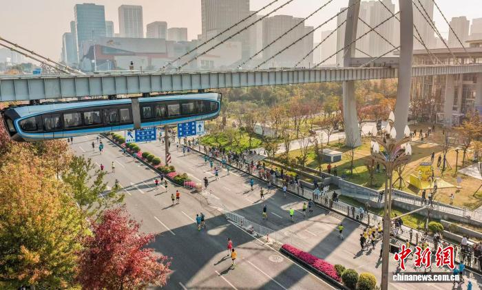 光谷马拉松鸣枪开跑 上万跑者邂逅“赛博武汉”