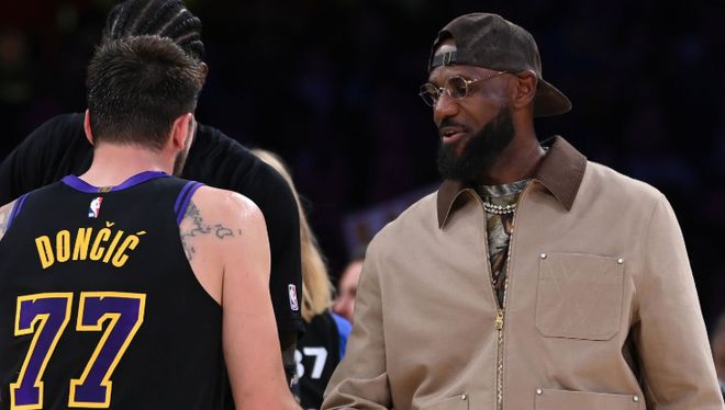 湖人三持球核心不兼容引争议，缺阵战绩反超詹