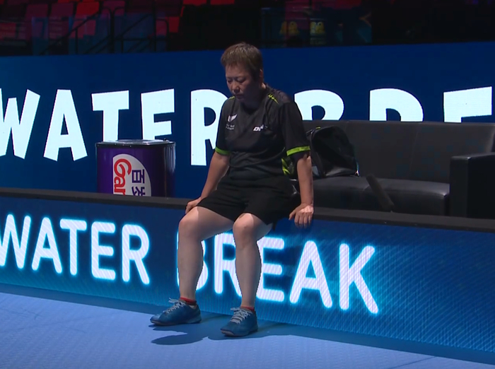 64岁华裔乒乓球选手李春丽澳门世界杯赛场惊险对