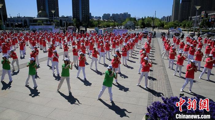 第三届中俄广场舞健身操大赛在哈尔滨群力音乐