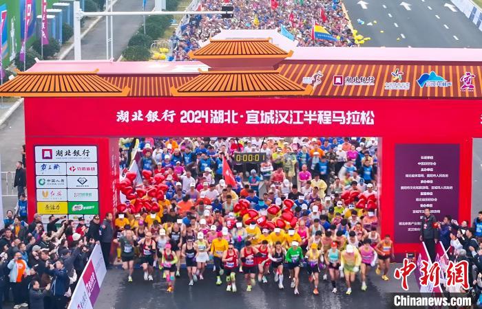 选手伍玲喻桐分获男女冠