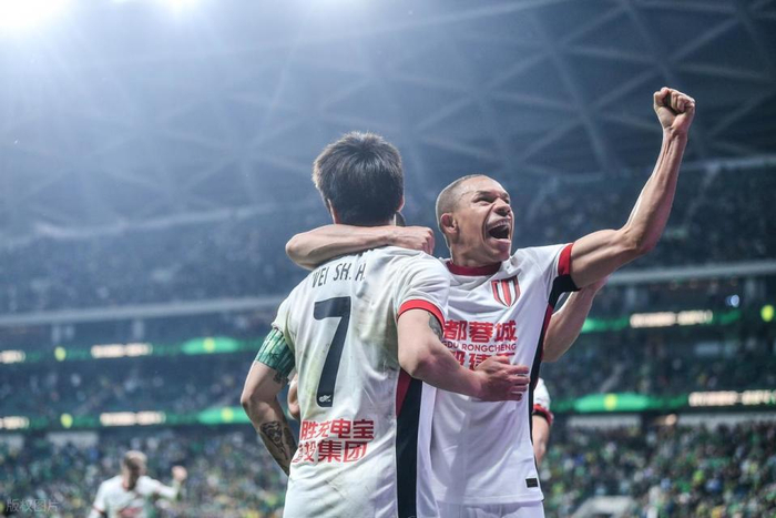 成都蓉城客场逆转北京国安 2-1登顶中超积分榜