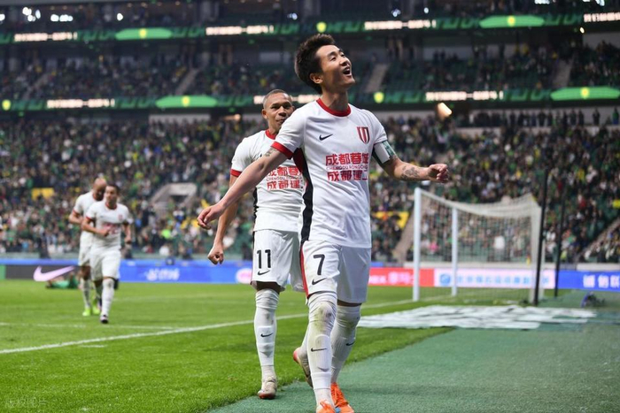 成都蓉城客场逆转北京国安 2-1登顶中超积分榜