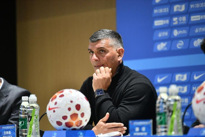 成都蓉城客场逆转北京国安 2-1登顶中超积分榜