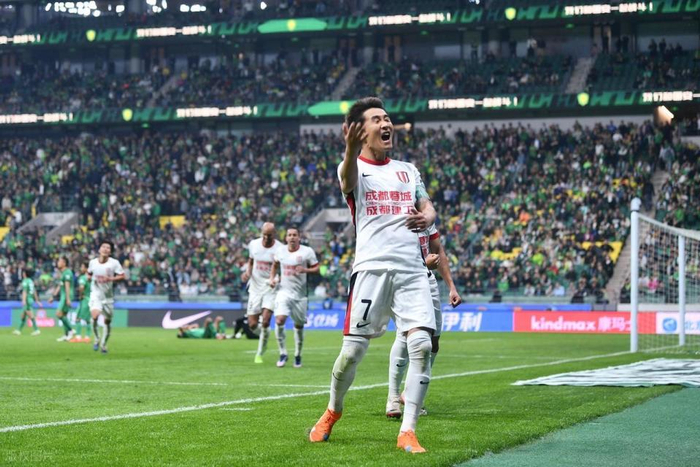 成都蓉城客场逆转北京国安 2-1登顶中超积分榜